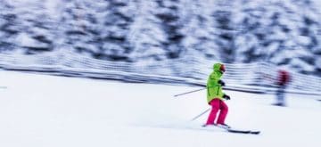 descente d'un skieur sur une des pistes des Ardennes belges