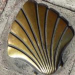 coquille de Saint-Jacques de Compostelle visible sur les pavés de saint-Amand-les-Eaux