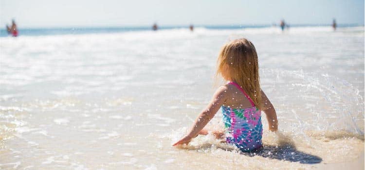 Quelle est la qualité des eaux de baignade dans les Hauts-de-France en 2023 ? vue d'une enfant sur une plage avec une qualité des eaux de baignade