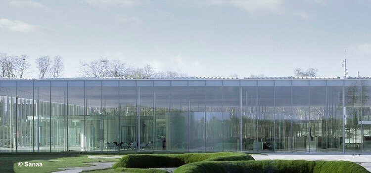 la grande verrière du musée Louvre-Lens vu du parc