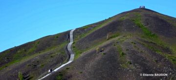 vue de l'escalier qui permet de gravir le terril d'Haillicourt