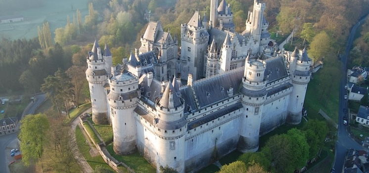 vue aérienne du château de Pierrefonds dans l'Oise