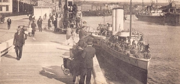 vue ancienne du Devonia à quai à Boulogne-sur-Mer
