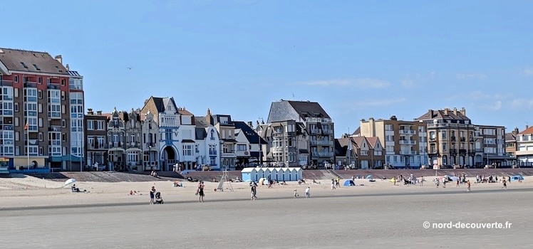 vue générale de la digue et des cabines en front de mer à Bray-Dunes