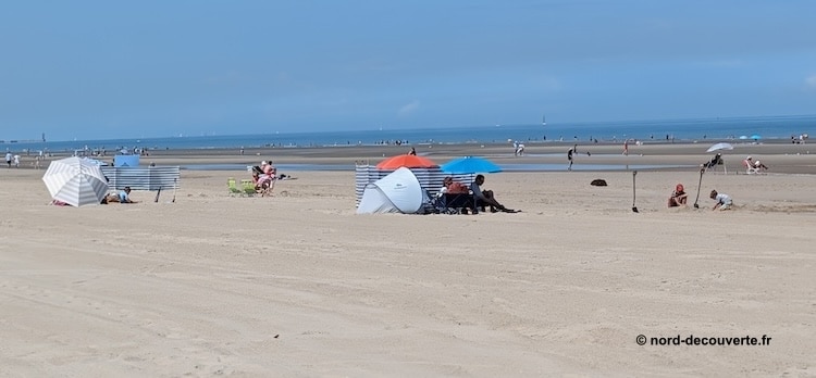 vacanciers et parasols sur la plage de Bray-Dunes